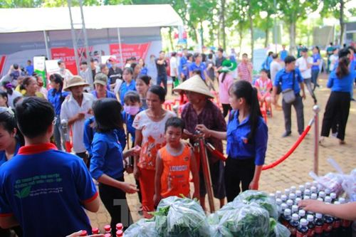 Tuổi trẻ đất Thủ cắt tóc miễn phí, bán hàng 0 đồng