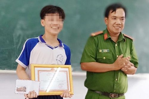 Nam sinh lớp 8 được tặng giấy khen về thành tích truy bắt trộm