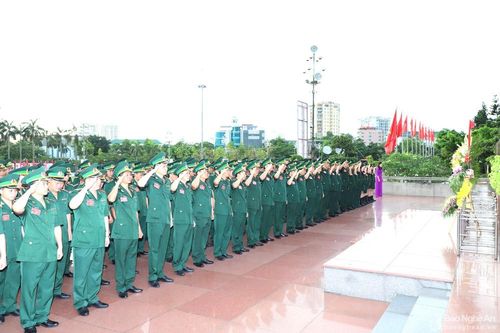 Đoàn đại biểu Đại hội Đảng bộ BĐBP Nghệ An dâng hoa báo công với Chủ tịch Hồ Chí Minh