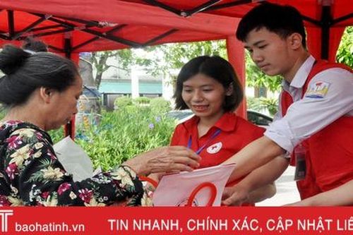 'Chợ nhân đạo' trao 125 suất quà cho người nghèo Thạch Hà