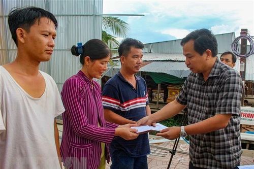 Thăm hỏi, hỗ trợ các hộ dân bị thiệt hại do dông lốc tại Cần Thơ