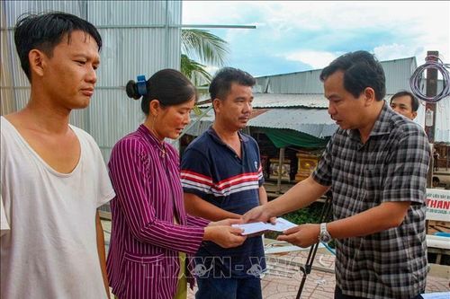 Thăm hỏi, hỗ trợ các hộ dân bị thiệt hại do dông lốc tại Cần Thơ