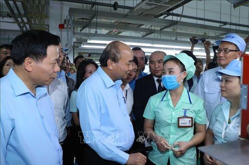Thủ tướng đối thoại với công nhân và làm việc với lãnh đạo tỉnh Bắc Ninh