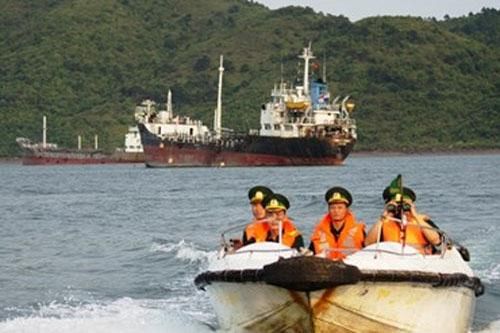 Tàu 'ma' bán dầu lậu trên biển Việt Nam
