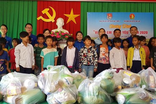 Huyện đoàn Cam Lâm: Ra quân Ngày Chủ nhật xanh đợt 2