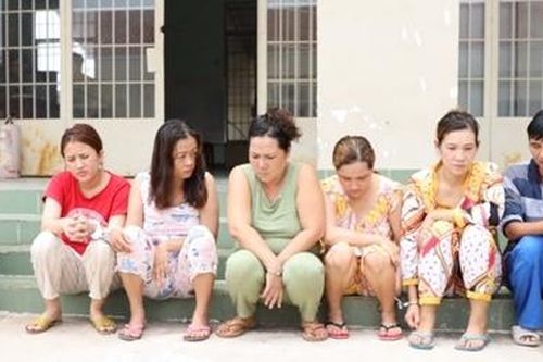 Phá sòng bạc 'quý bà' tại nhà riêng