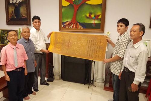 Đưa sắc phong về lại cố hương