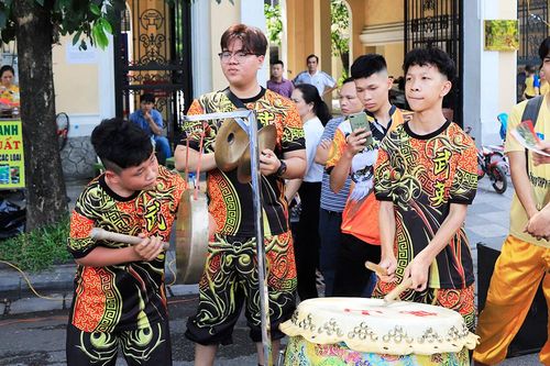 Trình diễn lân sư rồng khuấy động không gian phố đi bộ hồ Hoàn Kiếm