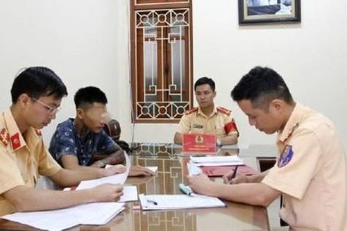 Phạt nặng nam thanh niên điều khiển xe máy bằng… chân