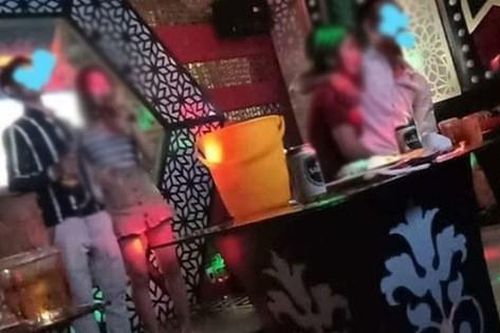 Gục ngã khi biết 'bí mật động trời' của chồng trong hội nhóm đồng niên