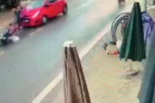Cặp đôi đi xe máy xin sang đường bất ngờ bị nữ tài xế đi ô tô phía sau lao tới, hất tung lên nắp ca pô