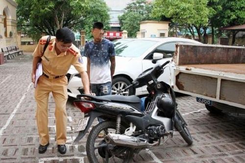 'Diễn xiếc' với mô tô bằng chân, quái xế bị phạt hơn 9 triệu đồng