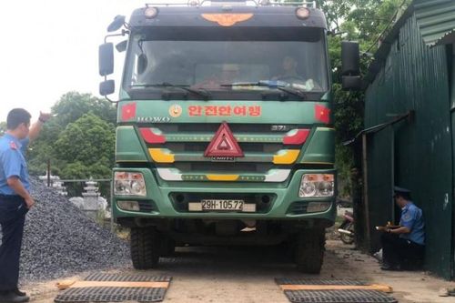 Chở quá tải, lái xe khóa cửa bỏ đi suốt 8 tiếng bị phạt 56 triệu đồng
