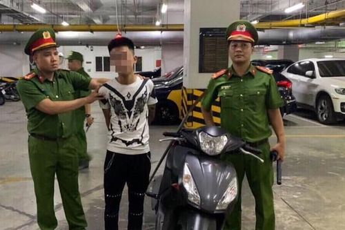 Nam thanh niên mang dao phóng lợn đi dạo phố