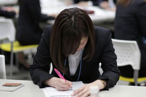 Sinh viên Nhật bị chính người hướng dẫn quấy rối khi đi xin việc