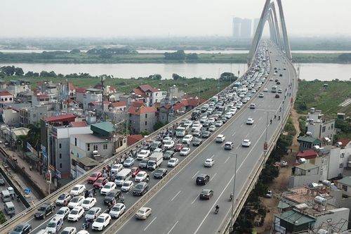 Xe cộ ùn ứ hàng km sau vụ tai nạn trên cầu Nhật Tân
