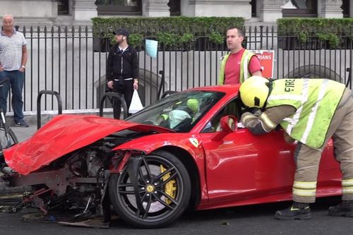 Ferrari 488 GTB gây tai nạn với xe buýt 2 tầng