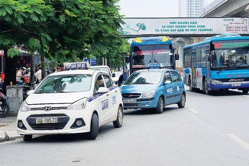 Tắc đường vì bến 'cóc'