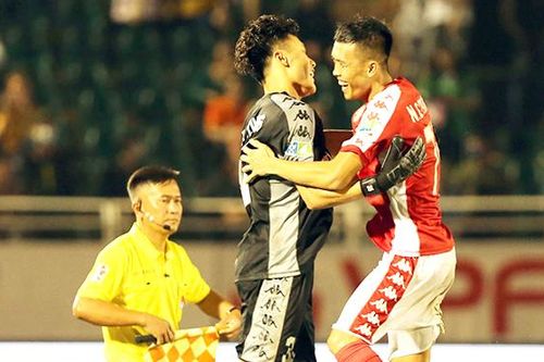 Bùi Tiến Dũng tự đứng dậy nơi vấp ngã