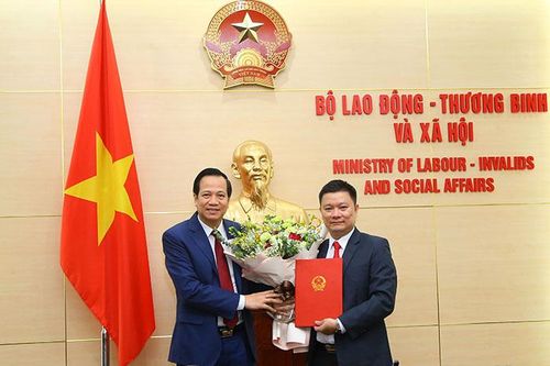 Trao quyết định bổ nhiệm Chánh Văn phòng Quốc gia về giảm nghèo