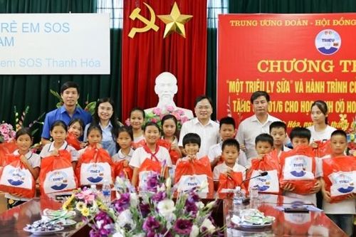 Tặng quà cho thiếu nhi, học sinh khó khăn ở Thanh Hóa