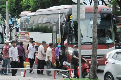 Chấn chỉnh xe dù, bến cóc, cách nào?