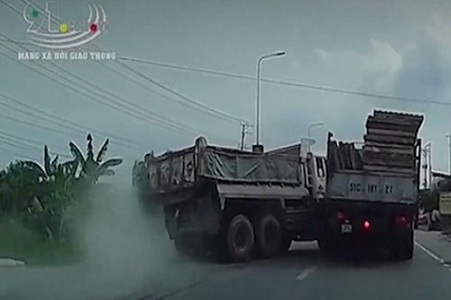 Xe tải mất kiểm soát, gỗ suýt văng trúng người đi đường