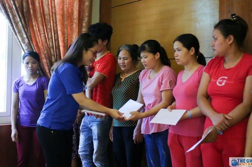 Đoàn thanh niên Bộ Ngoại giao trao quà cho bệnh nhân nhi tại Bệnh viện Nhi Trung ương
