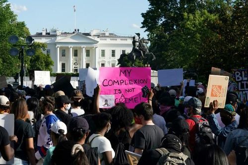 Biểu tình bạo loạn ở Mỹ: Tổng thống Trump phải xuống hầm trú ẩn, thủ đô Washington bị giới nghiêm