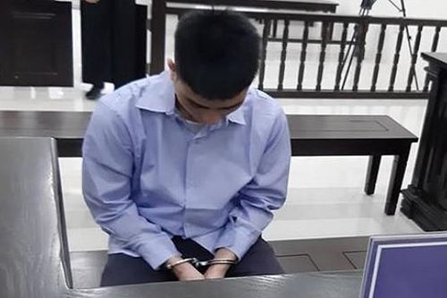Mang theo sừng tê giác về nước thăm con, ông bố trẻ nhận án 5 năm tù