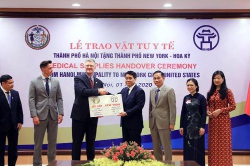 Hà Nội tặng 150 nghìn khẩu trang cho New York