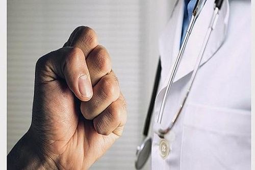 Hình phạt thích đáng cho nhóm đối tượng hành hung bác sĩ