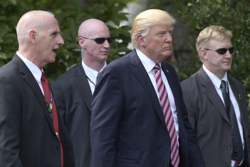 Người biểu tình bao vây Nhà Trắng, Tổng thống Trump xuống hầm trú ẩn