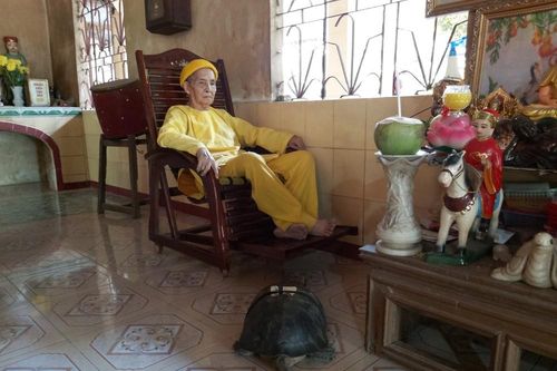 'Kỳ lạ' cụ rùa hơn trăm tuổi ở miền Tây biết... nghe kinh, ăn chay và giữ cửa