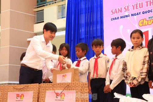 Báo Tiền Phong phối hợp trao tặng 10 máy lọc nước cho trường học vùng sâu Khánh Hòa