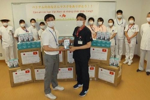 Trao tặng 24 nghìn khẩu trang cho bệnh viện và trường học tại Nhật Bản