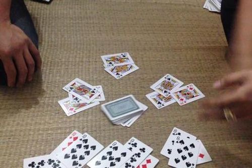 Giám đốc Trung tâm điều dưỡng đánh bạc tại nhà Trưởng phòng Sở Nội vụ