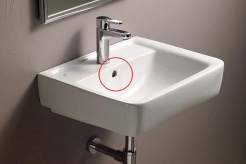 Lỗ nhỏ trên bồn rửa mặt, không phải ai cũng biết vì sao nó lại ở đó
