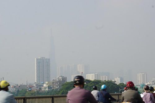 Cao ốc trung tâm Sài Gòn mờ mịt giữa trưa nắng