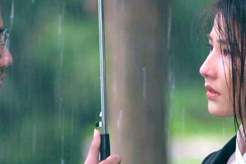 Hậu trường hài hước cảnh Diễm My ôm Thanh Sơn khóc trong mưa