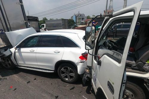 11 ô tô tông liên hoàn, xe Mercedes bị ghim chặt nát đầu và đuôi