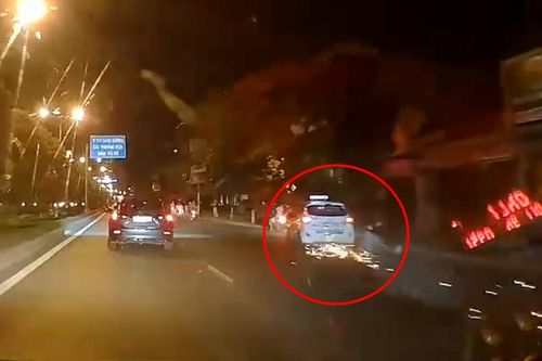 Hải Phòng: Taxi tông liên hoàn xe máy, kéo lê tóe lửa trên đường