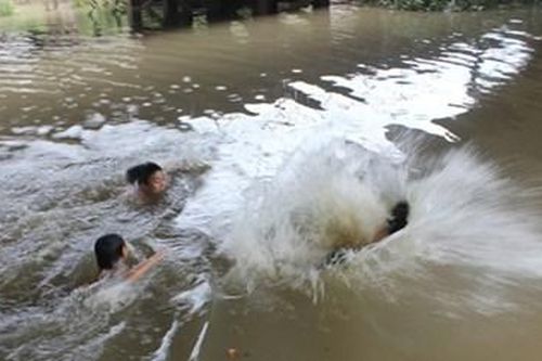 Đi tắm kênh, hai cha con cùng bé gái 10 tuổi đuối nước thương tâm