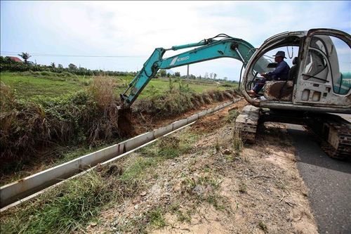 Đào ao, xây bể tích trữ nước để ứng phó với hạn hán
