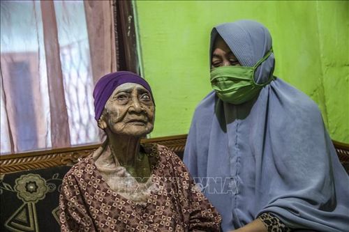Cụ bà 100 tuổi tại Indonesia 'đánh bại' virus SARS-CoV-2