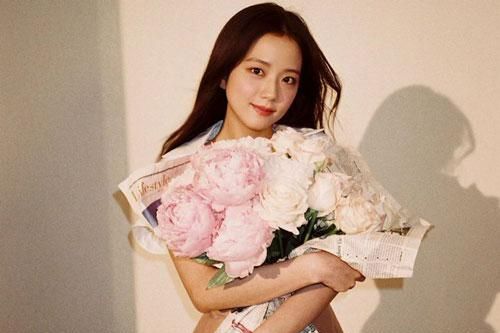 Ji Soo được khen 'ngay cả cái bóng trên tường cũng xinh đẹp'