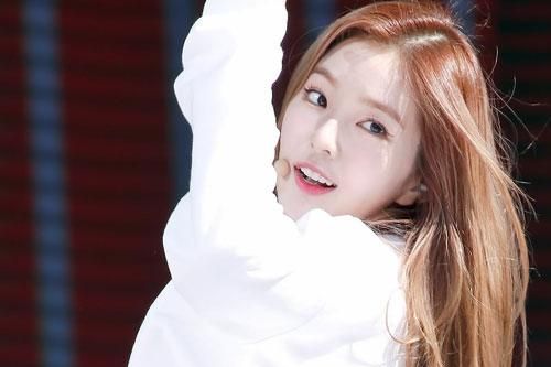 Vòng eo nhỏ xíu ít khi khoe của Irene (Red Velvet)