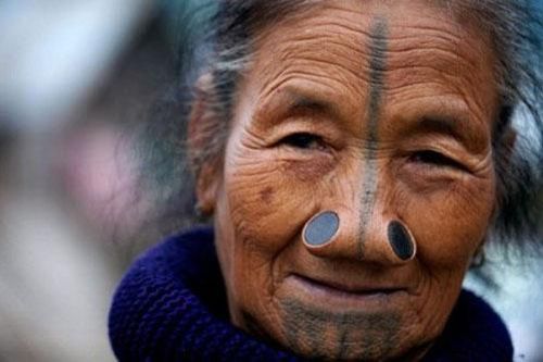 Bộ tộc có cách làm đẹp kỳ lạ khiến người đối diện không khỏi rùng mình