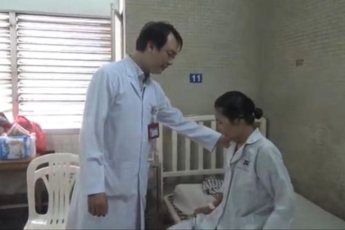 Căng thẳng lấy khối u 8kg khỏi bụng nữ bệnh nhân