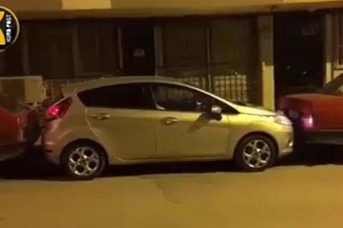 Giữa khoảng trống sít sao, tài xế thực hiện màn ghép ngang siêu đẳng